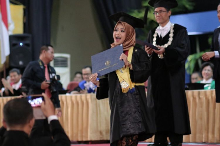 Universitas Gadjah Mada (UGM) mewisuda 1.277 lulusan program sarjana dan diploma, Rabu (22/5/2019) terdiri dari 1.064 lulusan sarjana dan 213 diploma termasuk 31 wisudawan dari program D4.