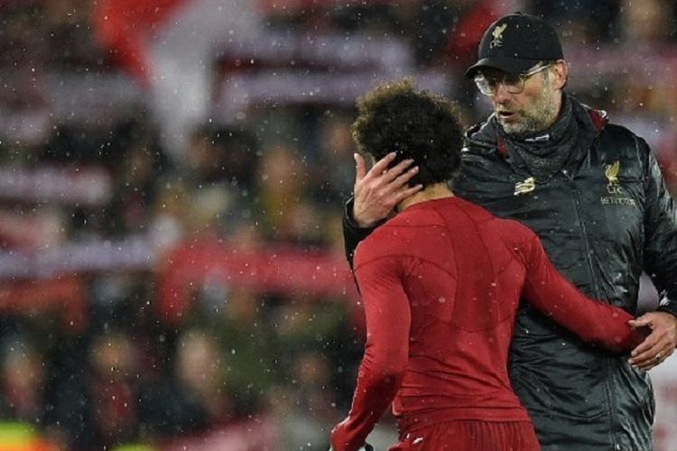 Manajer Liverpool Juergen Klopp (kanan) berbicara dengan pemain Liverpool Mohamed Salah di lapangan setelah babak 16 besar Liga Champions UEFA antara Liverpool dan Bayern Muenchen di Stadion Anfield di Liverpool, Inggris, pada 19 Februari 2019.