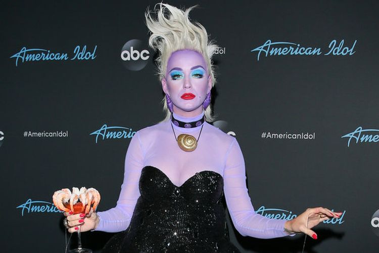 Katy Perry tampil dengan mengenakan kostum Ursula, tokoh jahat dalam Little Mermaid, saat menjadi juri American Idol 2019, Minggu (21/4/2019).
