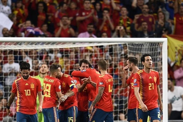 Para pemain Spanyol merayakan gol Mikel Oyarzabal dalam pertandingan Kualifikasi Euro 2020 antara Spanyol vs Swedia di Stadion Santiago Bernabeu di Madrid pada 10 Juni 2019. 