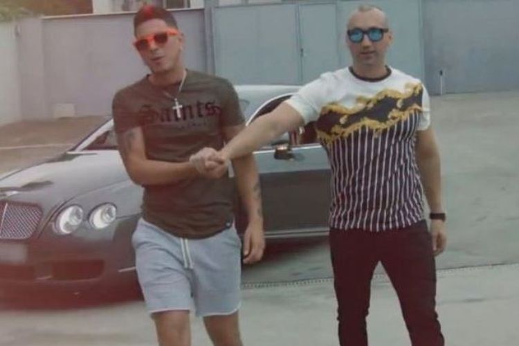 Gembong narkoba Spanyol, Francisco Isco Tejon (kanan) saat tampil sebagai cameo dalam video musik penyanyi reggaeton Spanyol, Clase A, yang berjudul Candela.