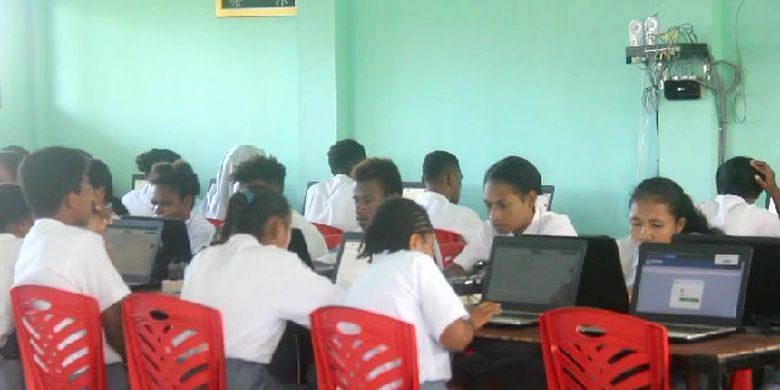 Pelaksanaan UNBK di SMA Negeri 1 Mimika. Terlihat para siswa sedang mengisi soal jawaban di komputer, Senin (1/4/2019)