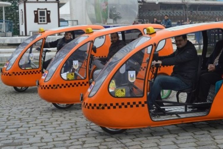 Para pengemudi Taksi Kayuh di Lueleburgaz, Turki. Moda transportasi tersebut dipergunakan untuk mengurangi polusi dan pemanasan global.