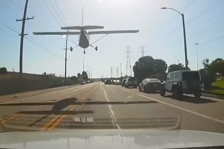 Pesawat Cessna mendarat darurat di jalan raya yang sibuk, di Los Angeles, California, Amerika Serikat, Jumat (1/6/2018). (YouTube/World News)