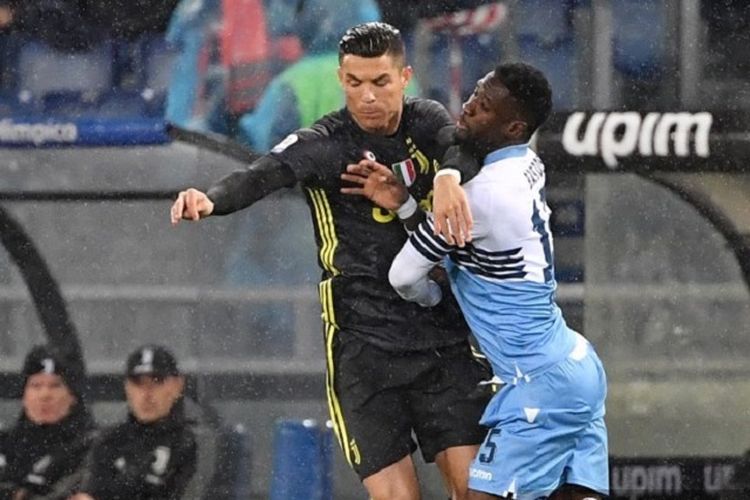 Bastos mengawal ketat Cristiano Ronaldo pada pertandingan Lazio vs Juventus dalam lanjutan Serie A Liga Italia di Stadion Olimpico, 27 Januari 2019. 