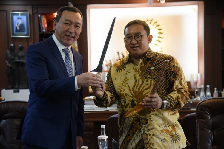 Wakil Ketua DPR RI Fadli Zon memberikan cinderamata kepada Duta Besar Kazakhstan untuk Republik Indonesia Daniyar Sarekenov, Selasa (13/8/2019).