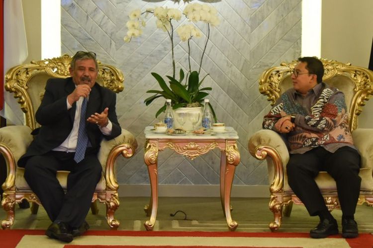 Wakil Ketua DPR RI Koordinator Bidang Politik dan Keamanan (Korpolkam) Fadli Zon (kanan) dan Duta Besar Irak untuk Indonesia H.E. Abdullah Hasan Saleh (kiri)