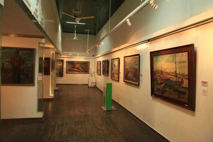 Koleksi lukisan yang berada di dalam Museum Seni Rupa dan Keramik.