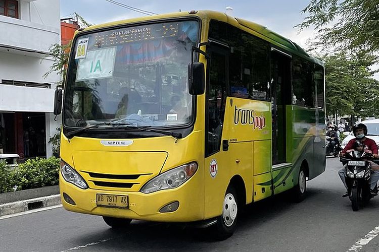 Ilustrasi Trans Jogja. Trans Jogja jalur 1A melintas di Jalan Malioboro, salah satu transportasi menuju Keraton Ratu Boko. 