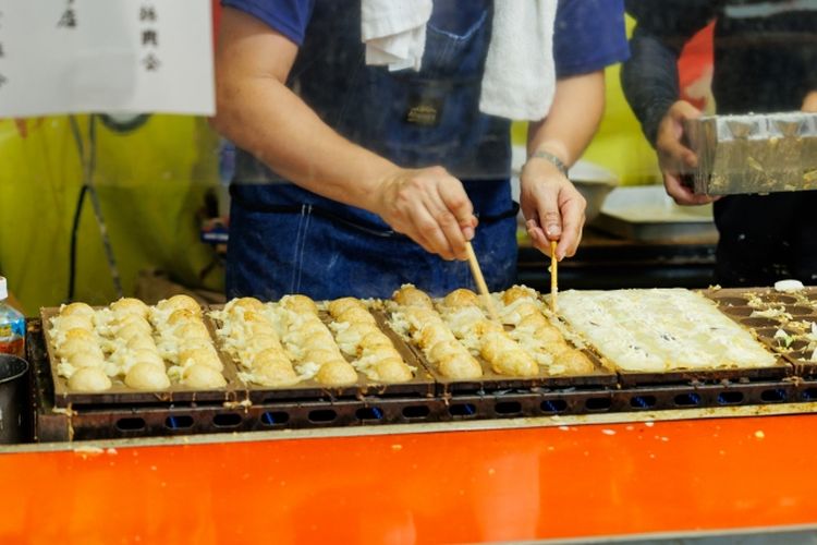 Takoyaki terbuat dari adonan tepung terigu , gurita, dan bahan lain yang dipanggang dan bentuk akhirnya bulat. (KARAKSA MEDIA PARTNER)