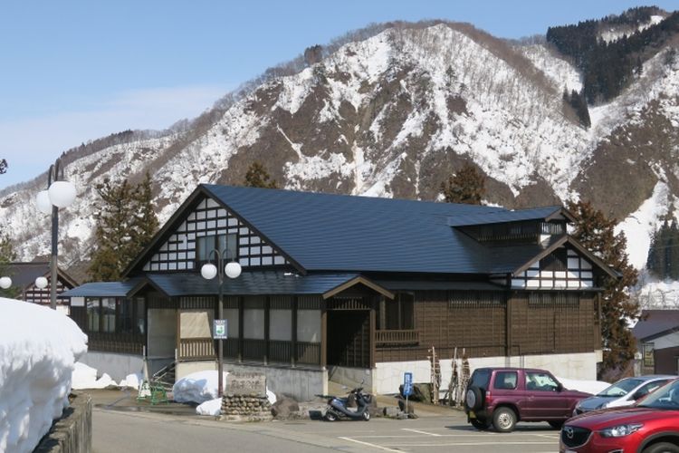 Echigo Yuzawa di Prefektur Niigata terkenal dengan sumber air panas (onsen) dan resor ski.