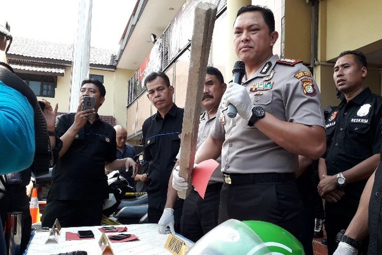 Kapolres Metro Jakarta Barat Kombes Pol Hengki Haryadi siap memanggil komunitas ojek online setelah kasus menangkap aksi pengeroyokan enam pengemudi yang menewaskan seorang anak jalanan di Jalan Tubagus Angke, Jakarta Barat pada Jumat (2/3/2018).