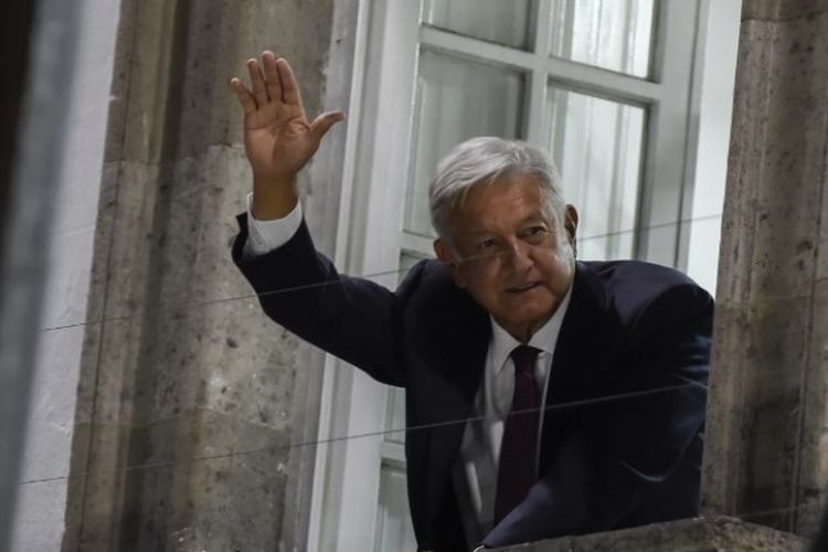 Andres Manuel Lopez Obrador melambaikan tangan kepada para pendukungnya setelah memenangkan pemilihan umum presiden Meksiko pada Minggu (1/7/2018), di Mexico City. (AFP/Alfredo Estrella)
