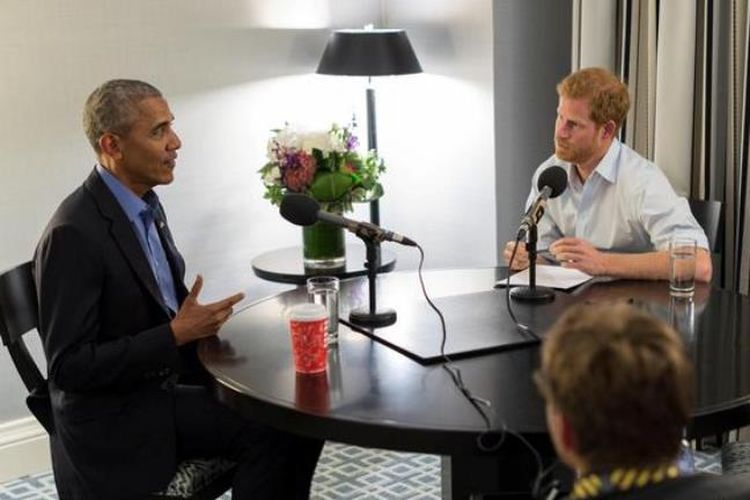 Pangeran Harry mewawancarai Mantan Presiden Amerika Serikat, Barack Obama, dalam program berita BBC Radio. (BBC via Deutsche Welle)