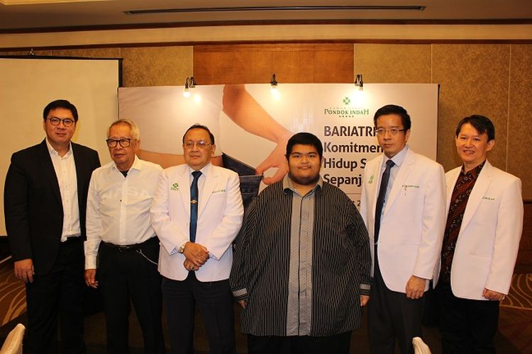 Kiri-kanan:
1.       dr. Yanwar Hadiyanto, MARS ? CEO RS Pondok Indah Group
2.       dr. Hermansyur Kartowisastro, Sp. B-KBD ? Steering Committee RS Pondok Indah Group
3.       dr. Nanang Soebijanto, Sp. PD-KEMD, FINASIM, FACE ? Dokter Spesialis Penyakit Dalam Konsultan Endoskrin, Metabolik & Diabetes RS Pondok Indah ? Pondok Indah
4.       Bpk. Mohammad Naufal Abdillah ? Pasien bedah bariatrik RS Pondok Indah ? Pondok Indah
5.       Dr. dr. Peter Ian Limas, Sp. B-KBD ? Dokter Spesialis Bedah Konsultan Bedah Digestif RS Pondok Indah ? Pondok Indah
6.       dr. David Fadjar Putra, M. S, Sp. GK ? Dokter Spesialis Gizi Klinik RS Pondok Indah ? Pondok Indah