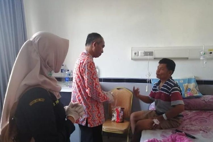 Kepala Dinas Kesehatan Kabupaten Pacitan, dr Eko Budiono menjenguk pasien penderita hepatitis A di Rumah Sakit dr Darsono Pacitan. 