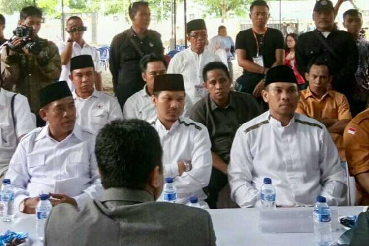 Salah satu paslon bupati dan wakil bupati Lombok Barat,, Farin (kanan) dan Muammar (kiri) yang ijazah SLTA-nya diverifikasi di Jakarta oleh KPU Lombok Barat.
