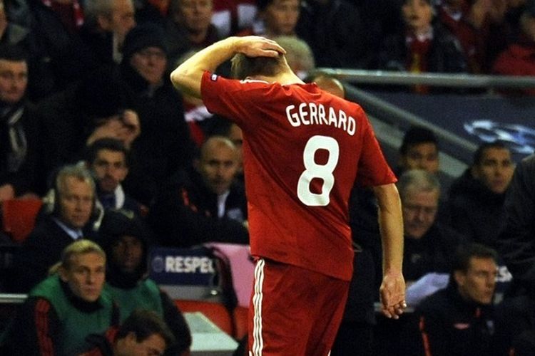 Gelandang Liverpool Steven Gerrard (kiri) berjalan melewati manajer Liverpool asal Spanyol Rafael Benítez saat ia meninggalkan lapangan karena cedera dalam pertandingan Grup E Liga Champions melawan Lyon di Anfield, Liverpool, Inggris, pada 20 Oktober 2009.