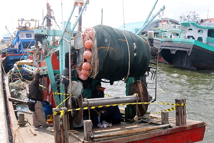 Petugas patroli Kementerian Kelautan Perikanan (KKP) melalui  Pangkalan Pengawasan Sumber Daya Kelautan dan Perikanan Lampulo, Banda Aceh,  kembali menangkap satu unit kapal nelayan asing yang berbendera Malaysia dan empat anak buah kapal (ABK) warga negara Myanmar saat melakukan pencurian ikan di perairan Selat Malaka, Rabu (24/01/2018).