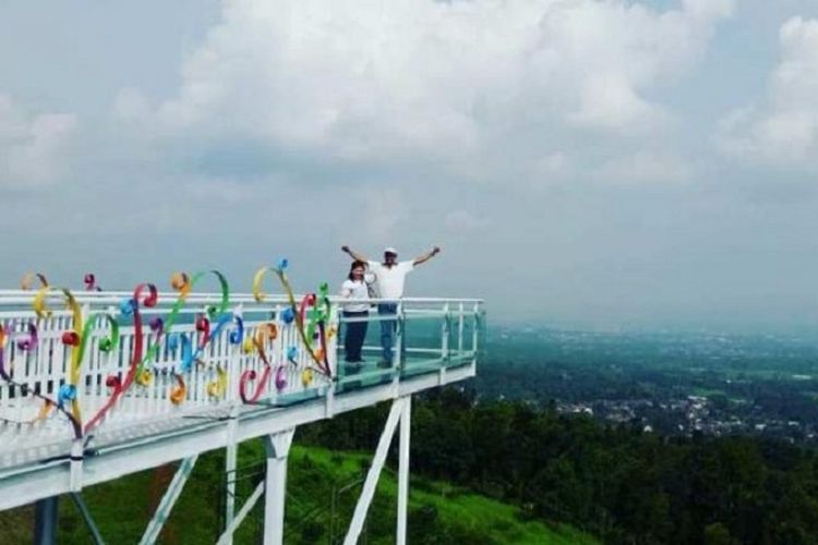 Obyek wisata jembatan kaca Caping di Banyumas, Jawa Timur.