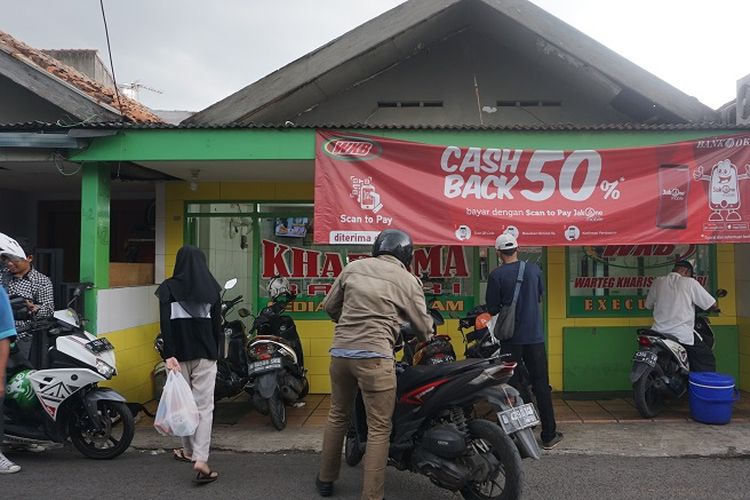 Beberapa pembeli terlihat ramai di depan Warteg Kharisma Bahari di jalan Haji Batong Raya, kelurahan Cilandak Barat, Jakarta Selatan, Selasa (23/10/2018) sore.