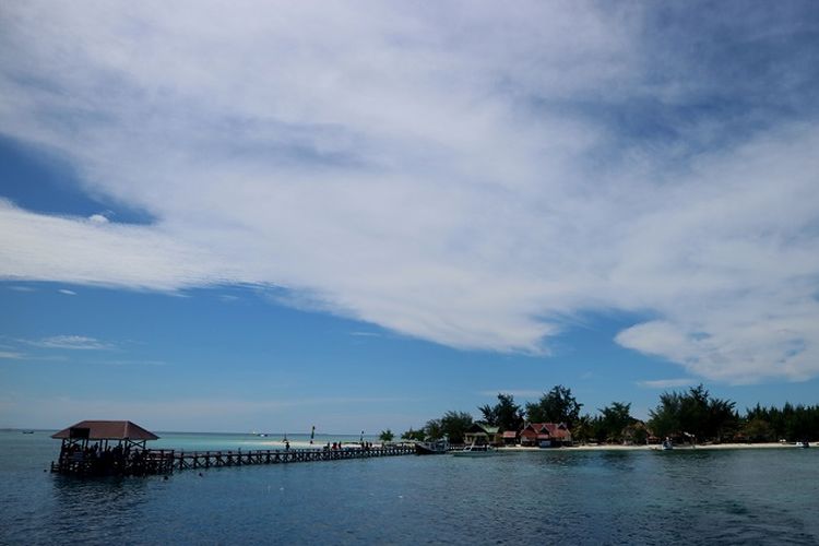Panorama Pulau Tinabo dilihat dari atas kapal di kawasan Taman Nasional Taka Bonerate, Kabupaten Kepulauan Selayar, Sulawesi Selatan, Rabu (1/5/2019). Taman Nasional Taka Bonerate merupakan salah satu taman nasional laut di Indonesia yang memiliki panorama bentang laut dan bawah laut yang indah.
