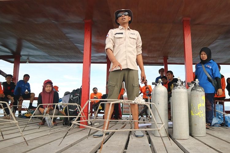 Pengendali Ekosistem Hutan (PEH) Taman Nasional Taka Bonerate, Saleh Rahman sedang menjelaskan proses transplantasi karang kepada peserta Kemah Konservasi 2019 di Pulau Tinabo, Kabupaten Kepulauan Selayar, Sulawesi Selatan, Rabu (1/5/2019). Kemah Konservasi merupakan kegiatan tahunan yang diselenggarakan oleh Taman Nasional Takabonerate yang diikuti oleh berbagai pihak seperti perwakilan sekolah di beberapa pulau di kawasan Takabonerate, perwakilan taman nasional, pramuka, dan pihak -pihak lain. 