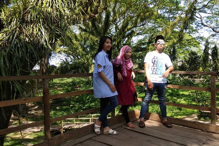 Wisatawan berada di Hutan De Jawatan yang terletak di Desa Benculuk, Kecamatan Cluring, Kabupaten Banyuwangi, Jawa Timur atat sekitar 45 kilometer dari pusat kota Banyuwangi. 