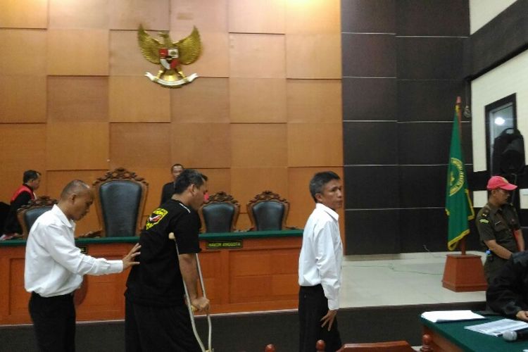 Ketiga terdakwa perampokan dan pembunuhan di Pulomas saat meninggalkan ruang sidang PN Jakarta Timur, Selasa (3/10/2017).