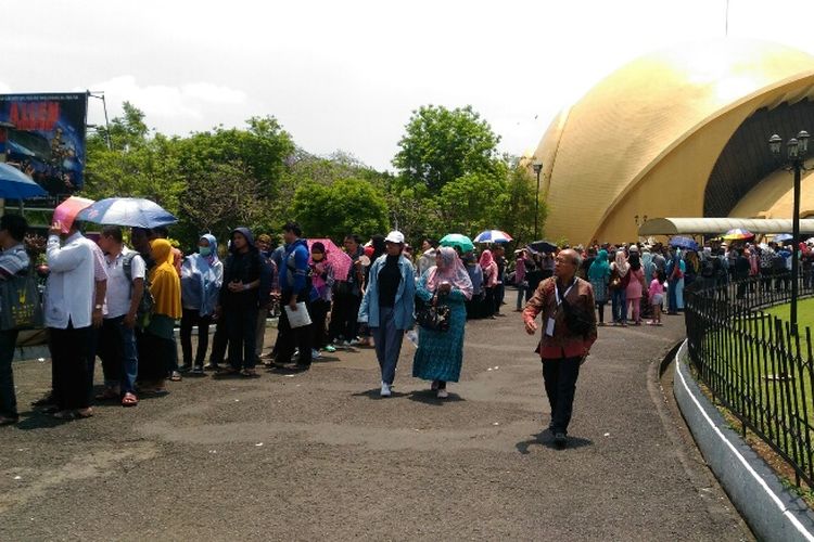 Suasana antrian pencetakan e-KTP di Taman Mini Indonesia Indah (TMII), Cipayung, Jakarta Timur, Jumat (20/10/2017).