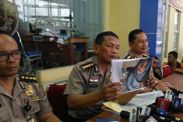 Ketua Tim DVI RS Polri Kombes Pramujoko (tengah) saat menunjukkan foto salah seorang korban tewas akibat ledakan pabrik mercon di Kosambi, Tangerang, Kamis (26/10/2017).