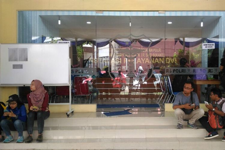 Suasana posko pengaduan terkait korban ledakan pabrik mercon di RS Polri Kramat Jati, Jumat (27/10/2017).