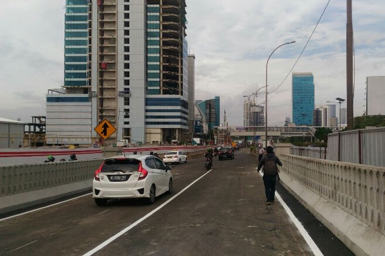 Jalan Layang Pancoran mulai dibuka untuk umum, Senin (15/1/2018). Keberadaannya diprediksi bisa mengurangi 17 persen kemacetan di jalur Cawang-Kuningan.