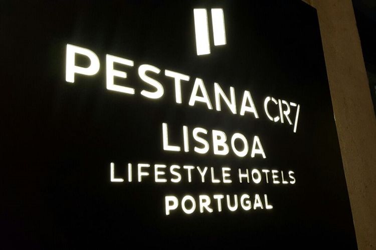 Bangunan Pestana CR7 Hotel di Portugal. Pestana CR7 Hotel terletak di dua kota, yakni Lisbon dan Madeira.