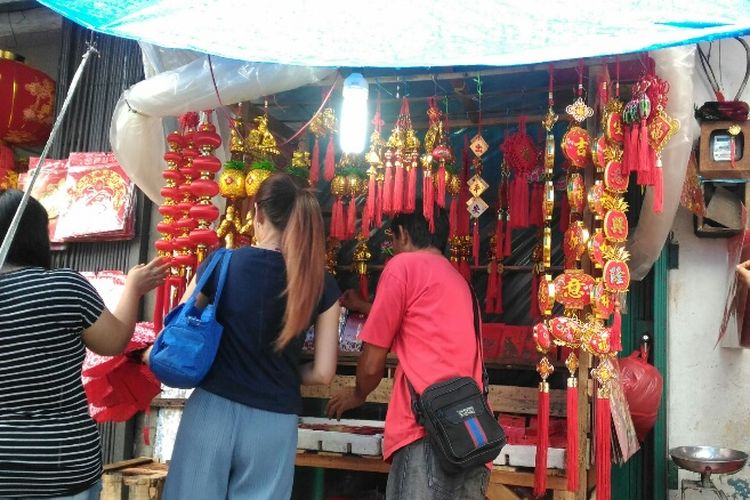 Lapak penjualan pernak-pernik Imlek yang ada di Pasar Lama Tangerang, Kamis (15/2/2018).
