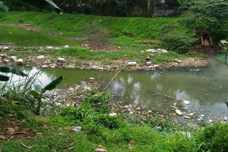 Banyak sampah mengotori Situ Gintung di Cirendeu, Ciputat Timur, Tangerang Selatan. Foto diambil Senin (19/2/2018).