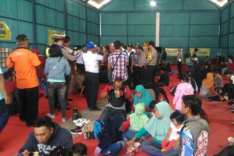 Suasana tempat peristirahatan pemudik yang menggunakan motor di Losarang, Jawa Barat, Selasa (12/6/2018).