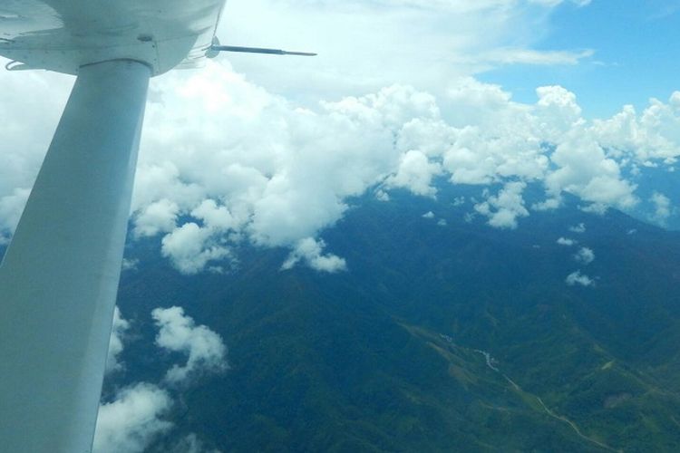 Pemandangan bentang alam Papua Barat dilihat dari pesawat perintis.