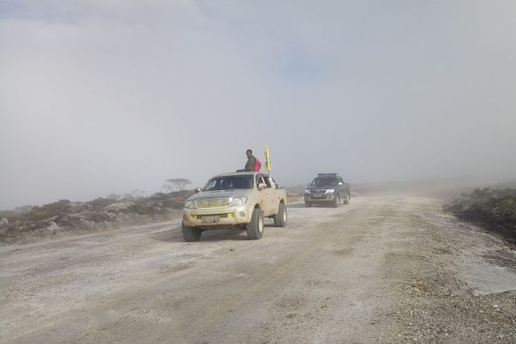 Transportasi menuju Pegunungan Arfak terbatas. Beberapa kendaraan yang bisa melintasi jalur Pegunungan Arfak biasanya didominasi oleh mobil dengan penggerak empat roda.