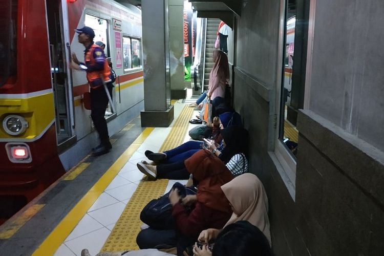 Penumpang KRL tujuan Depok keluar dari gerbong kereta di Stasiun Sudirman, Jakarta Pusat, Jumat (22/2/2019). 