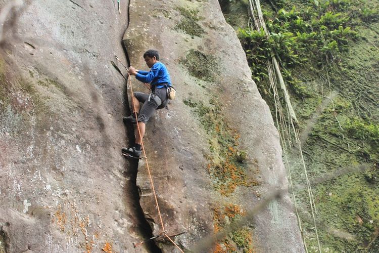 Anggota organisasi Mahasiswa Pencinta Alam Universitas Indonesia (Mapala UI) sedang memanjat tebing jalur Welcome Gunung Bongkok, Desa Sukamulya, Kecamatan Tegal Waru, Kabupaten Purwakarta, Jawa Barat, Minggu (14/4/2019). Gunung Bongkok merupakan salah satu titik wisata panjat tebing di Jawa Barat.