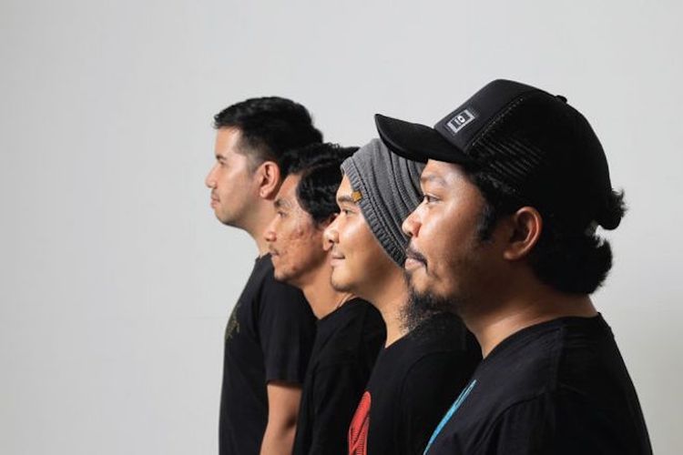 Payung Teduh berdiri pada tahun 2007, berawal sebagai pemusik Teater Pagupon FIB UI. Mereka melanjutkan keinginan sederhana untuk terus bermusik, mencoba terus berkarya dan mengeksplorasi musik untuk dapat terus menyuguhkan musik yang bisa dinikmati siapa saja dan dimana saja. Sumber: Payungteduh.net.