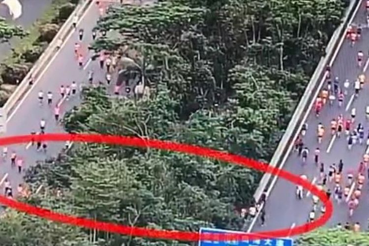 Puluhan pelari di Shenzhen Half Marathon, China, pada Minggu (25/11/2018) melakukan kecurangan dengan memotong jalan untuk mencapai garis akhir. (Daily Mail)