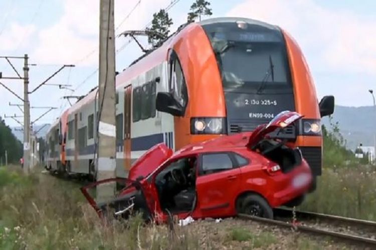 Beginilah kondisi mobil yang dikemudikan Angelika (18) saat ditabrak kereta api di sebuah desa di wilayah selatan Polandia.