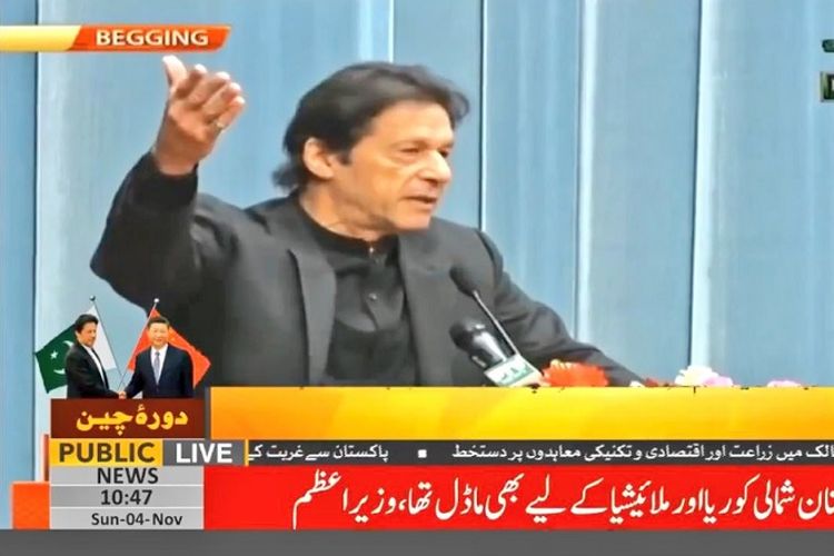 Stasiun televisi Pakistan PTV menyiarkan pidato Perdana Menteri Imran Khan di China dengan tampilan nama Beijing yang tertulis Begging. (Twitter/Izhar Khan)