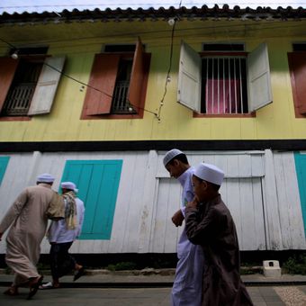 Warga Palembang keturunan Arab pulang seusai menjalankan ibadah Sholat Idul Fitri di Musholah Kampung Al-Munawar, Kecamatan Seberang Ulu II, Palembang, Sumatera Selatan, Minggu (25/6/2017).