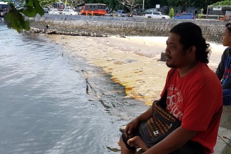 Keling (35), seorang pemancing, terpaksa mengurungkan niatnya lantaran laut yang tercemar oleh minyak, Minggu (1/4/2018) di kawasan Pelabuhan Jetty Semayang.