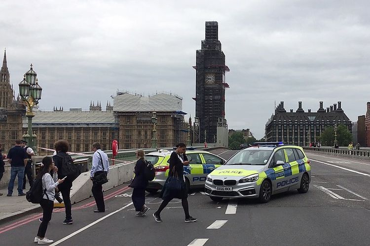 Foto hasil tangkapan layar video yang ditayangkan AFP TV ini memperlihatkan polisi menutup jembatan Westminster menuju ke arah Gedung Parlemen Inggris di London, Selasa (14/8/2018), usai sebuah mobil menabrak sejumlah pejalan kaki. 