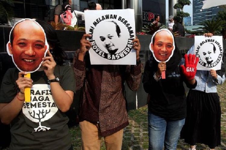 Sejumlah aktivis dari Koalisi Masyarakat Sipil melakukan aksi mengecam aksi kekerasan terhadap Novel Baswedan di depan gedung Komisi Pemberantasan Korupsi (KPK), Jakarta, Selasa (11/4). Mereka dengan membawa gambar wajah Novel meminta pemerintah untuk mengusut tuntas kekerasan tersebut. 