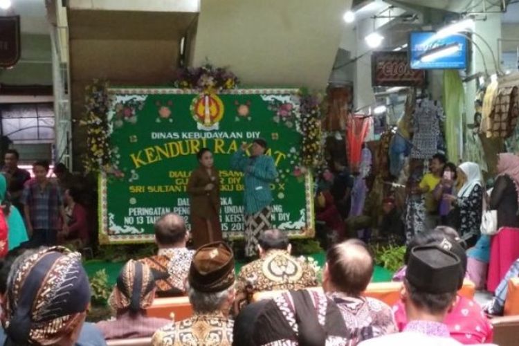 Suasana saat seniman Marwoto dan Yati Pesek menghibur pengunjung acara Kenduri Rakyat Istimewa di Pasar Beringharjo Yogyakarta, Kamis (31/8/2017). 